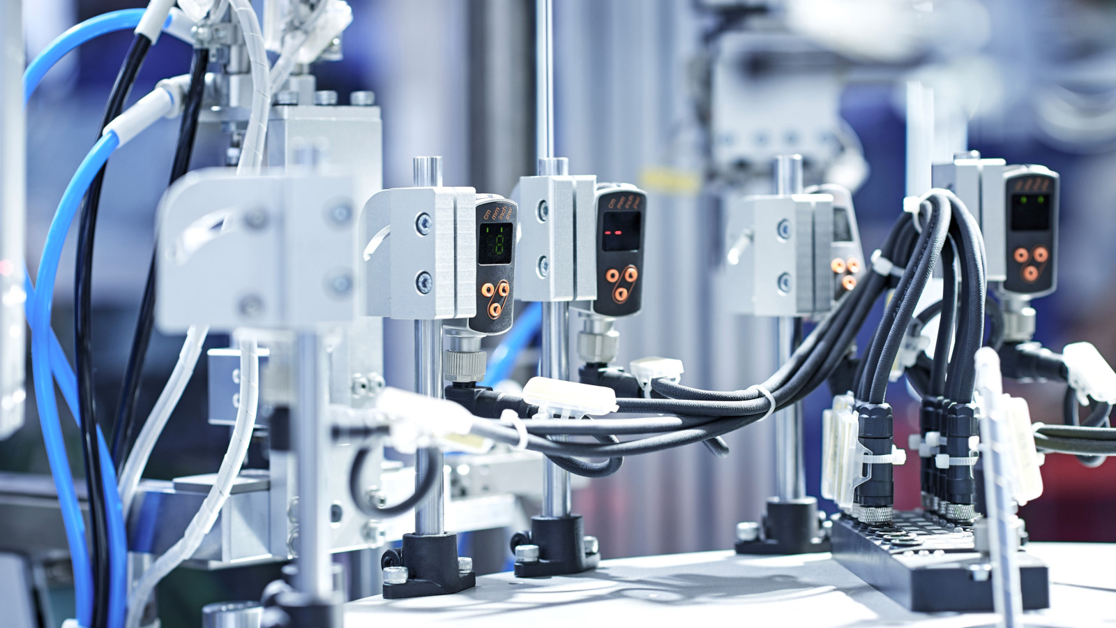 Moderne Produktionslinie mit mehreren Sensoren und mechanischen Komponenten.